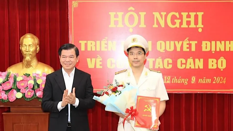 Ông Nguyễn Hồng Lĩnh, Bí thư Tỉnh uỷ Đồng Nai trao quyết định của Ban Bí thư cho Đại tá Nguyễn Hồng Phong, Giám đốc Công an tỉnh. Ảnh: ĐB. đại tá nguyễn hồng Phong.jpg