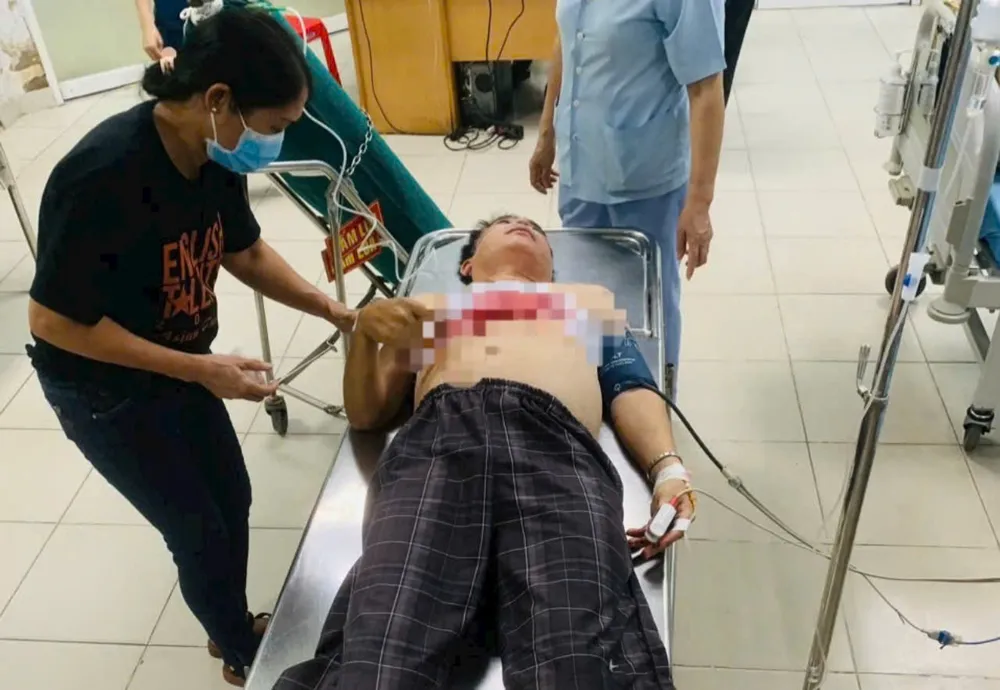 Ông Bùi Văn Hải bị thương được đưa đến bệnh viện cấp cứu. an ninh trật tự cơ sở.jpg