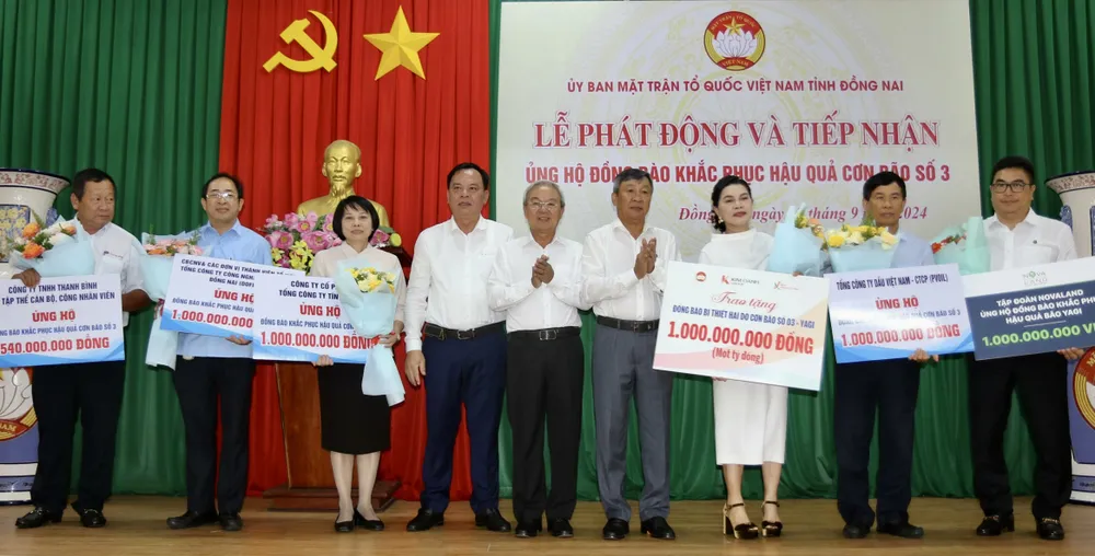 đồng bào vũng lũ.,.jpg