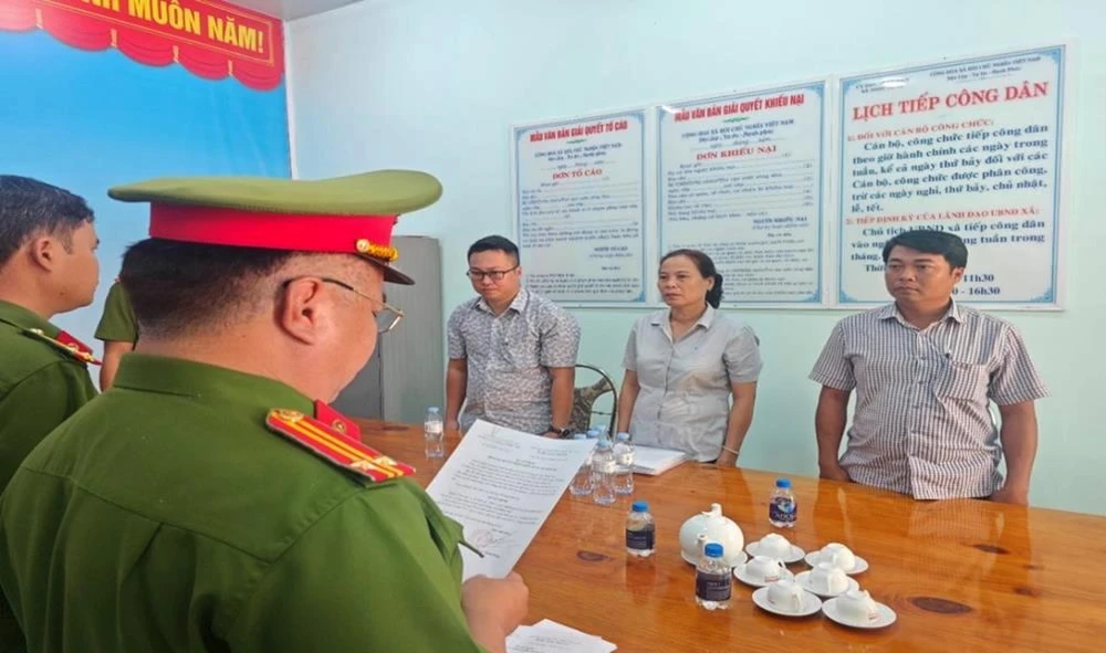 Cơ quan công an thực hiện lệnh bắt bị can để tạm giam đối với ba cán bộ UBND xã Ngọc Định. Ảnh: CAĐN Công an đồng nai. .jpg