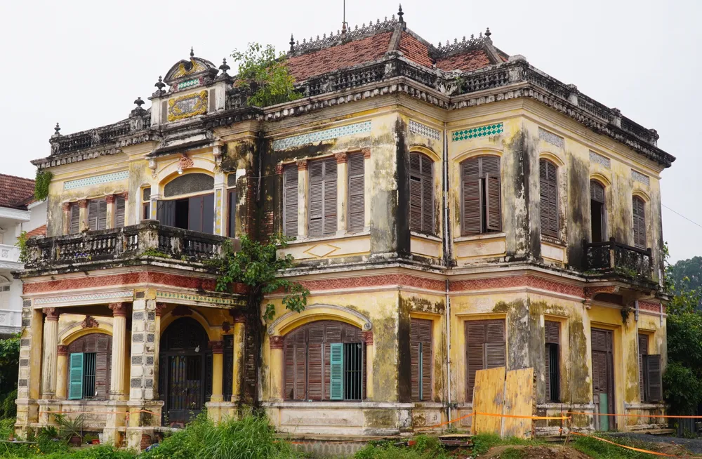 Biệt thự cổ 100 tuổi đã xuống cấp do đã lâu không được trùng tu, tôn tạo. Ảnh: VŨ HỘI. biệt thự cổ 6.jpg