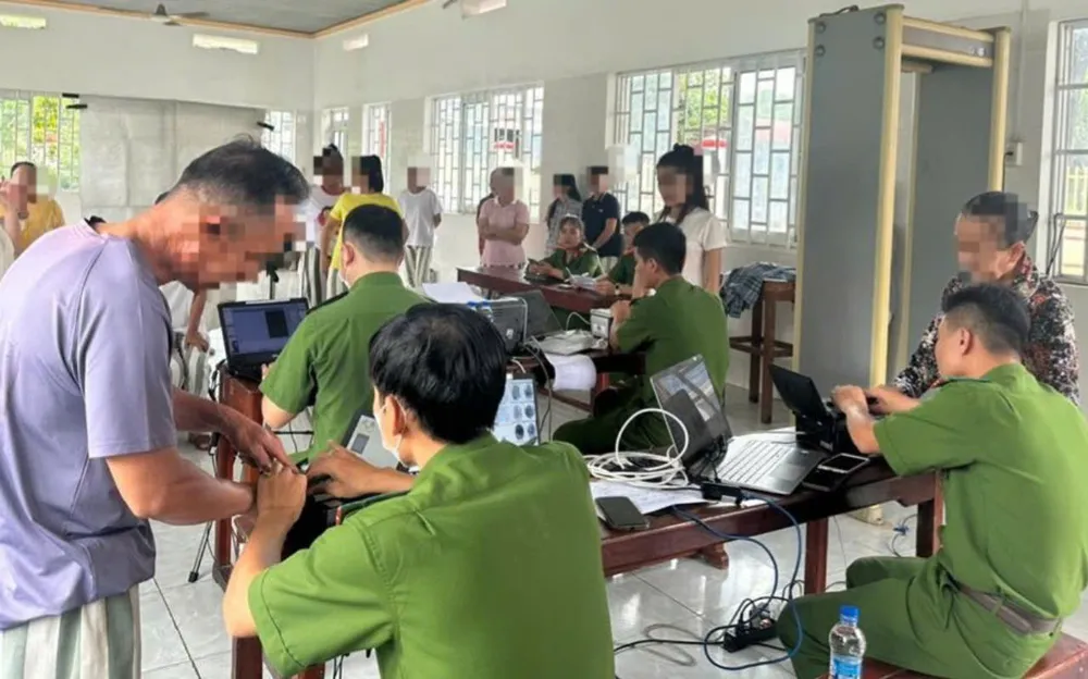 Thu nhận hồ sơ cấp căn cước tại Trại giam Xuân Lộc, Đồng Nai. Ảnh: CAĐN. cấp căn cước.jpg