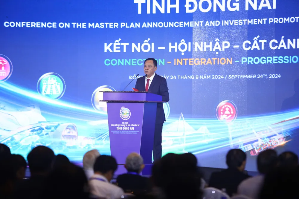 Chủ tịch UBND tỉnh Đồng Nai Võ Tấn Đức phát biểu tại Hội nghị. Ảnh: VH. tỉnh đồng nai 2.jpg