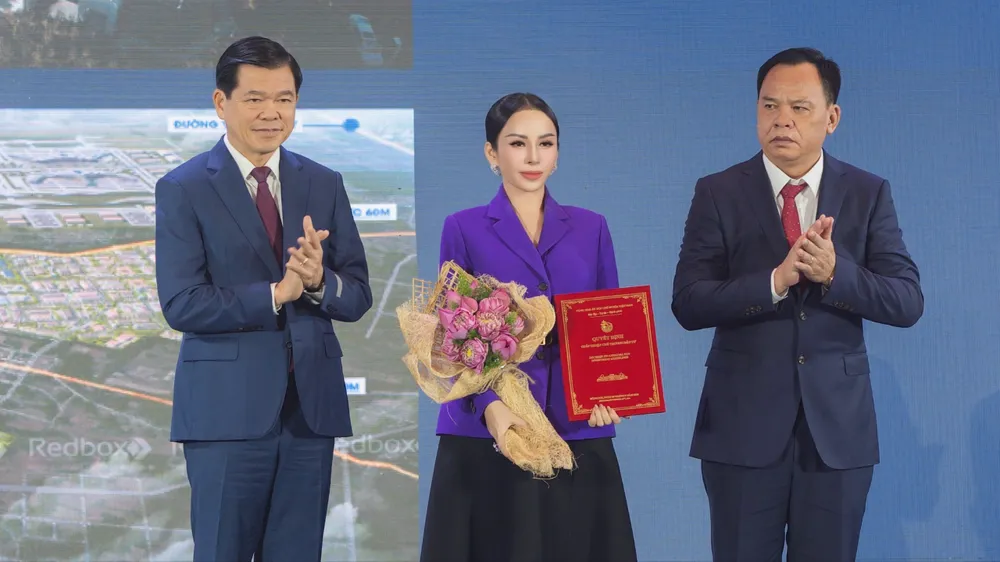 Bí thư Tỉnh ủy, Chủ tịch UBND tỉnh Đồng Nai trao quyết định cho nhà đầu tư - Bà Lê Nữ Thùy Dương – Phó Chủ tịch HĐQT Tập đoàn KN Holdings. Ảnh: VH. Tỉnh Đồng Nai.jpg