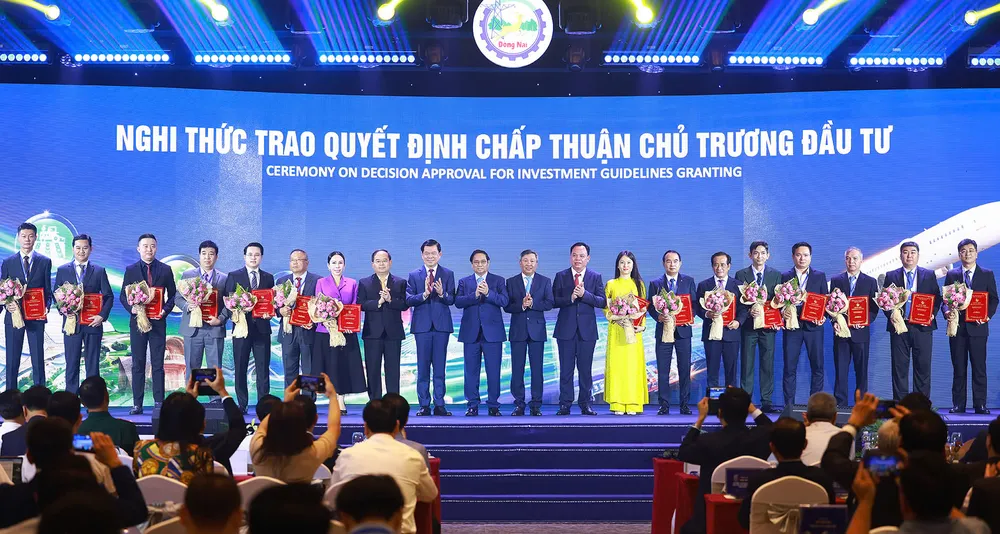 Thủ tướng Chính phủ Phạm Minh Chính tham dự buổi lễ trao quyết định đầu tư của tỉnh Đồng Nai. Ảnh: VH. quyết định đầu tư.jpg