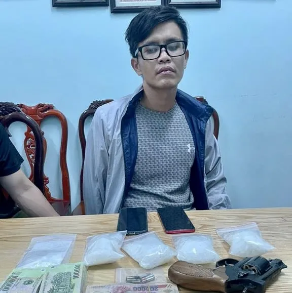 Nghi can cùng tang vật. Ảnh: CAĐN. Bán ma tuý.jpg