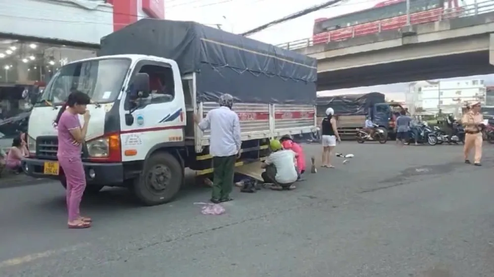 Hiện trường vụ tai nạn giao thông khiến đôi nam nữ tử vong tại chỗ. Ảnh: VH đôi nam nữ.jpg