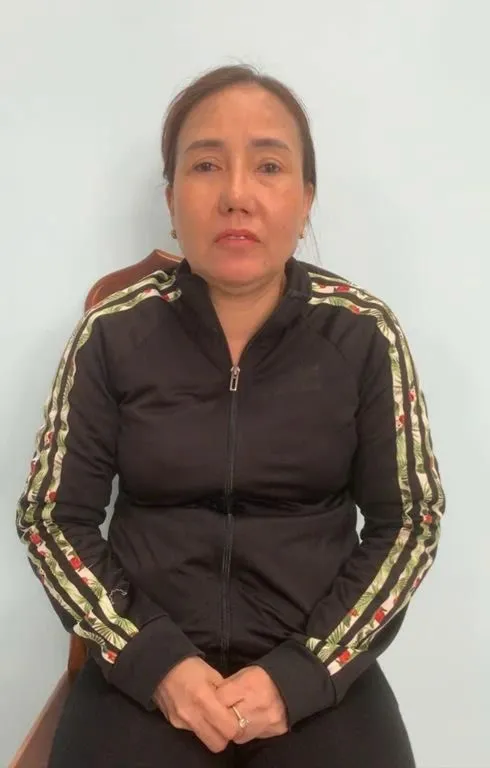 Nghi can Huế bị bắt giữ. Ảnh CAĐN Sổ đất giả .jpg