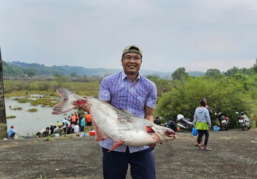 Nhiều người đến đây mua được những con cá "khủng" mang về. thuỷ điện trị an 15.jpg