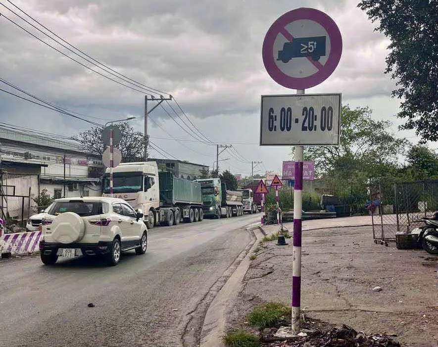 Biển báo cấm xe trên 5 tấn vào đường Hoàng Văn Bổn. Biển báo cấm xe trên 5 tấn vào đường Hoàng Văn Bổn. Ảnh: Q.M.Cường