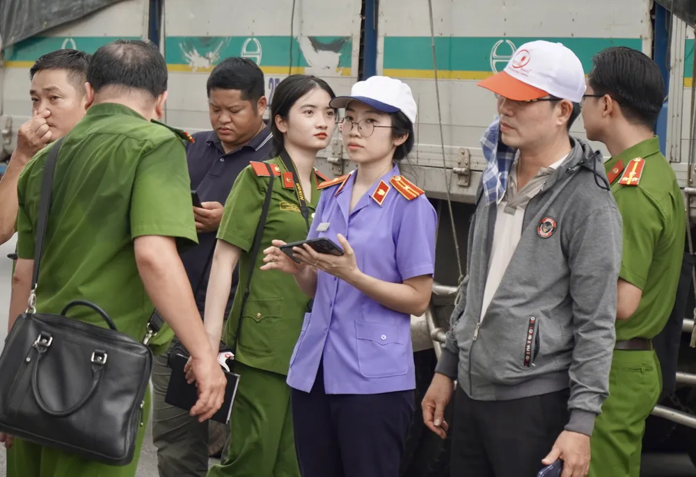 Trong quá trình thực nghiệm hiện trường có sự giám sát của đại diện VKSND cùng cấp, người thân nạn nhân và còn cả tài xế là nhân chứng trong vụ tai nạn, cũng là chiếc xe có camera hành trình ghi lại vụ tai nạn. Ảnh: VŨ HỘI. thực nghiệm hiện trường 10.jpg