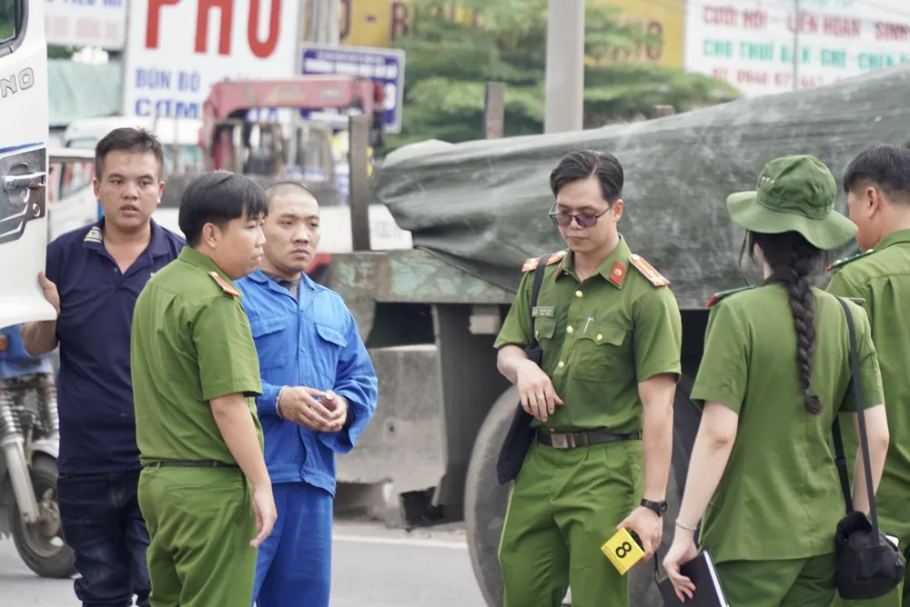 Tại buổi thực nghiệm hiện trường, tài xế Đỗ Minh Tân (28 tuổi, quê Bến Tre) lái xe mang biển số 71H- 012.25 được đưa đến hiện trường. Ảnh: VŨ HỘI. thực nghiệm hiện trường 2.jpg