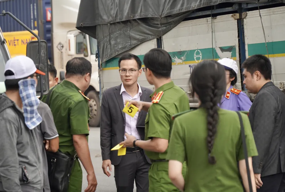 Trong buổi thực nghiệm hiện trường còn có đại diện phía gia đình nạn nhân trong vụ tai nạn. Ảnh: VŨ HỘI. thực nghiệm hiện trường 6.jpg
