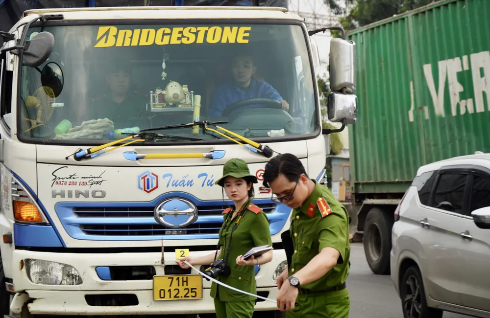 Cơ quan công an thực nghiệm hiện trường vụ tai nạn giao thông. Ảnh: VŨ HỘI. thực nghiệm hiện trường 8.jpg