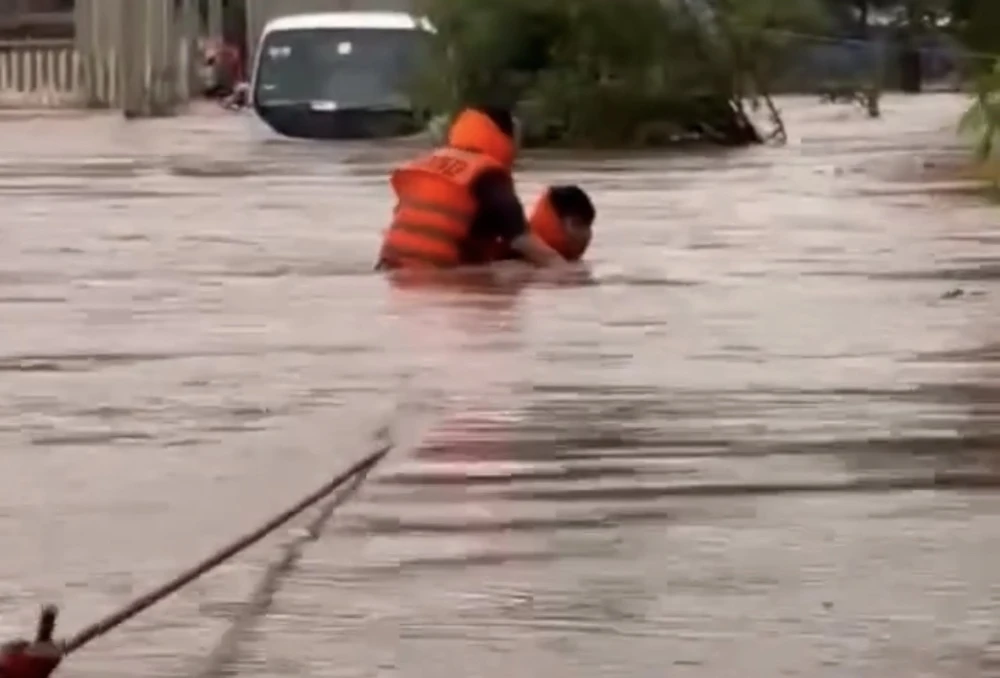 Nước lũ dâng cao 5.jpg