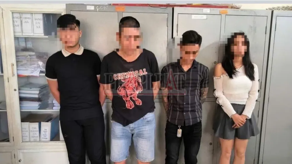 nhóm thanh niên 1.jpg