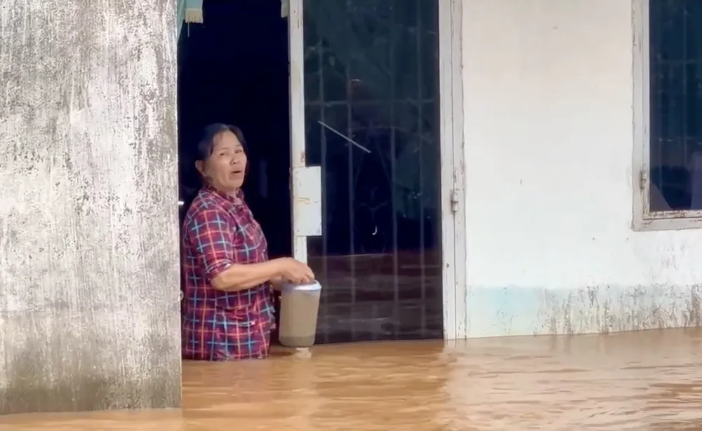 Nước ngập sâu khu vực phường Phước Tân, TP Biên Hoà. nước lũ dâng cao.jpg