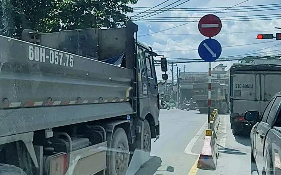 Đoàn xe ben chạy ngược chiều, vượt đèn đỏ ở Đồng Nai