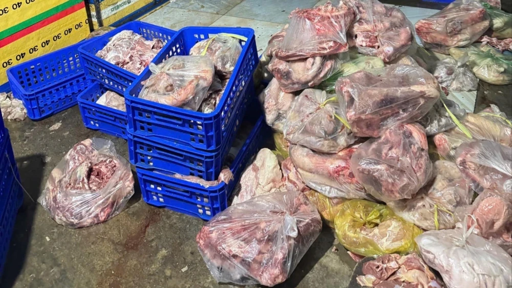 Chủ cơ sở này khai nhận hàng ngày thu gom heo chết rồi về mở, phân loại mang đi tiêu thụ nhiều nơi. Ảnh: CA.