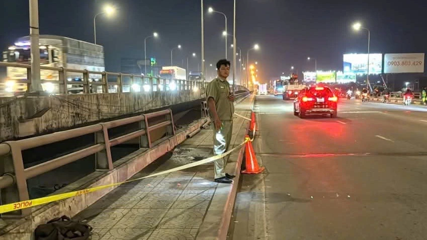 Ô tô 7 chỗ tông sập lan can cầu rơi xuống sông Đồng Nai