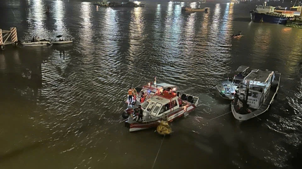 Ô tô 7 chỗ tông sập lan can cầu rơi xuống sông Đồng Nai