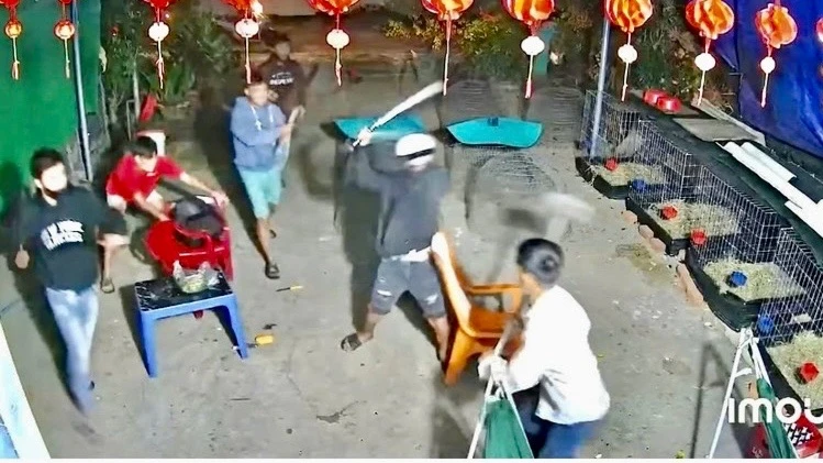 Nhóm thanh niên xông vào chém đối thủ. Ảnh: Cắt từ clip. Nhóm thanh niên