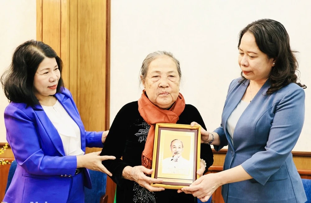 Phó Chủ tịch nước Võ Thị Ánh Xuân (bên phải) tặng quà Bà mẹ Việt Nam Anh hùng Trần Thị Kim Vệ. Ảnh: C.NGHĨA Phó chủ tịch nước 1.jpg