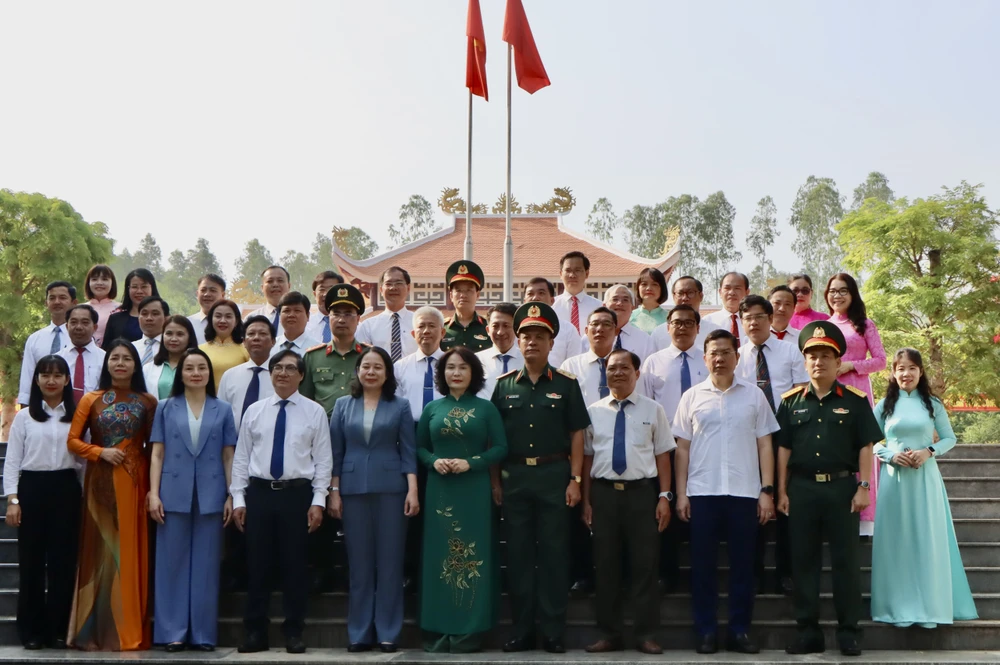 Phó Chủ tịch nước Võ Thị Ánh Xuân chụp hình cùng lãnh đạo huyện Xuân Lộc và tỉnh Đồng Nai tại Đền thờ Liệt sĩ huyện Xuân Lộc. Ảnh: VH Phó chủ tịch nước 3.jpg