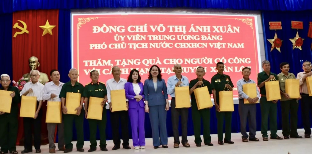 Phó Chủ tịch nước Võ Thị Ánh Xuân tặng quà các cựu chiến binh, gia đình chính sách tại huyện Xuân Lộc. Ảnh: VH Phó chủ tịch nước 5.jpg