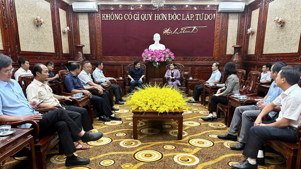 Lãnh đạo UBND tỉnh Đồng Nai và tỉnh Bình Phước đã có buổi làm việc trao đổi đề xuất các phương án xây dựng cầu Mã Đà và đường kết nối. Ảnh: VŨ HỘI. cầu mã đà 16.jpg