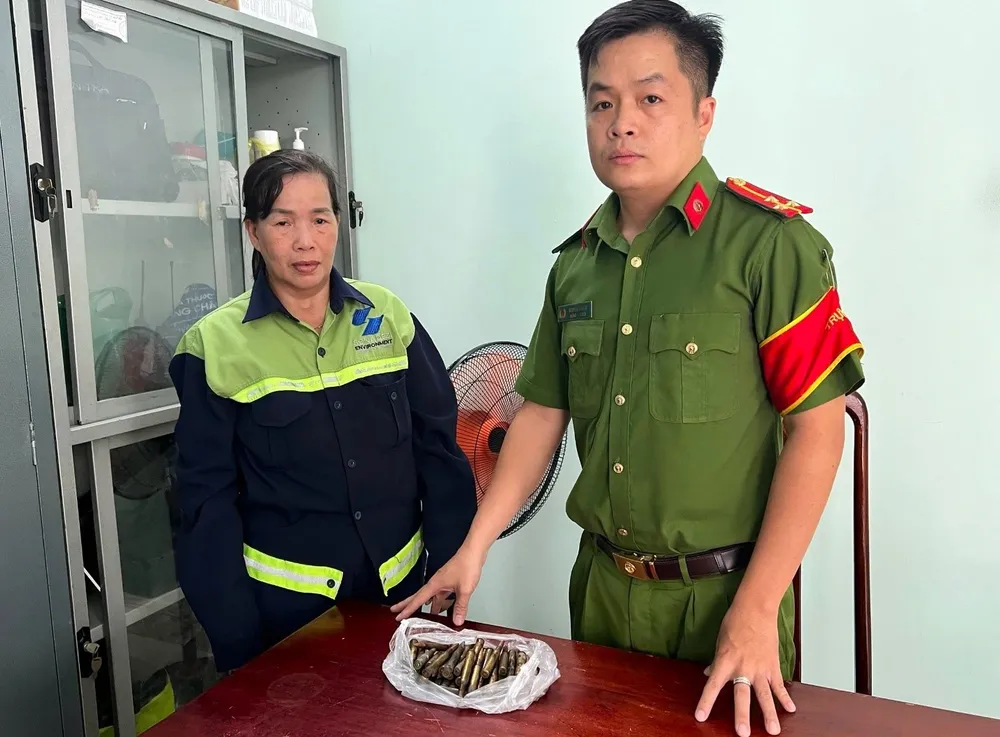 nữ công nhân.jpg