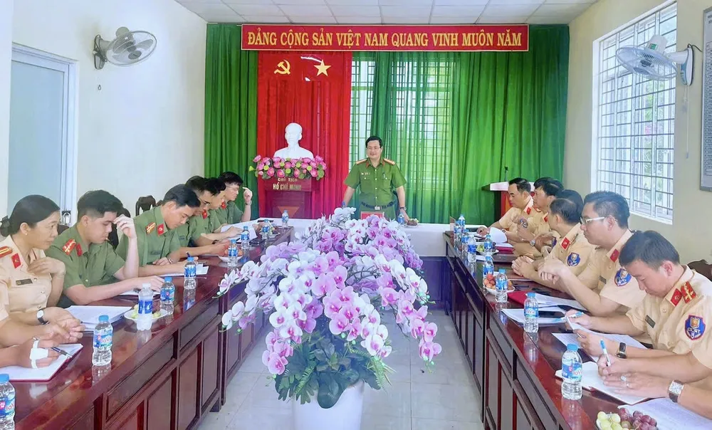Đại tá Trần Anh Sơn, Phó Giám đốc Công an tỉnh Đồng Nai phát biểu tại buổi làm việc. Ảnh: CA quốc lộ 20..jpg