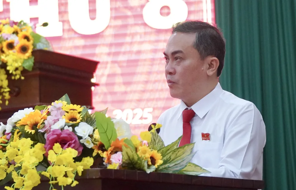 Phó Chủ tịch UBND tỉnh Đồng Nai Lê Trường Sơn báo cáo kết quả kinh tế xã hội, quốc phòng, an ninh năm 2025. Ảnh: VŨ HỘI