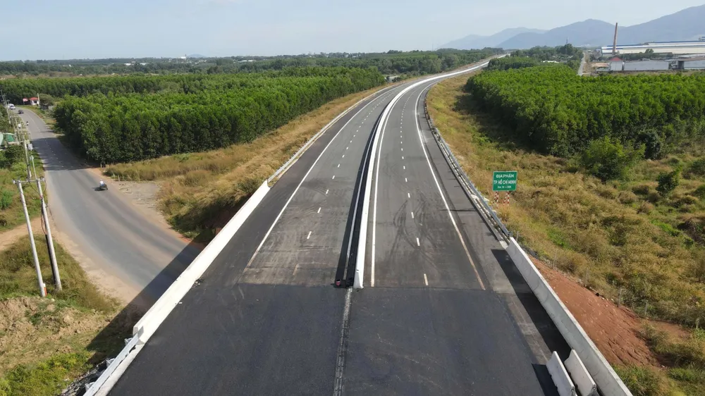 cao tốc Biên Hòa.jpg