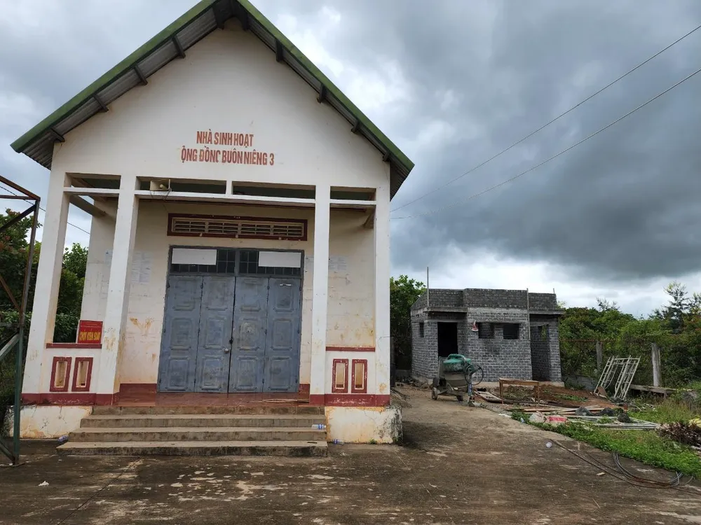 Nhà vệ sinh công cộng (công trình bên phải) đang xây dựng dang dở tại nhà sinh hoạt cộng đồng Buôn Niêng 3. Ảnh: VL Nhà vệ sinh công cộng (công trình bên phải) đang xây dựng dang dở tại nhà sinh hoạt cộng đồng Buôn Niêng 3. Ảnh: VL