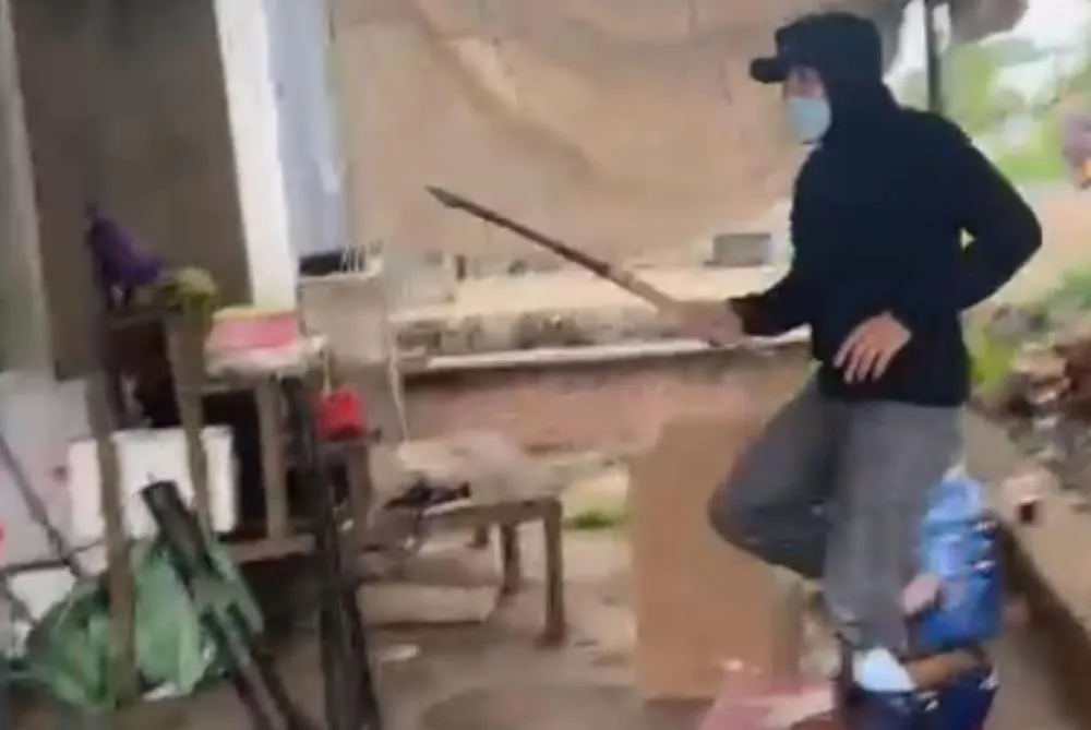 Thanh niên vác rựa chém chủ vựa sầu riêng. Ảnh cắt từ clip Thanh niên vác rựa chém chủ vựa sầu riêng. Ảnh cắt từ clip