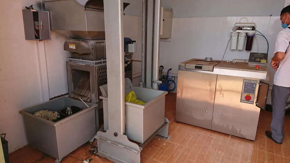 Máy xử lý rác thải y tế do Hungary sản xuất (ảnh phải) và máy cắt rác của Trung Quốc sản xuất. Ảnh: VL