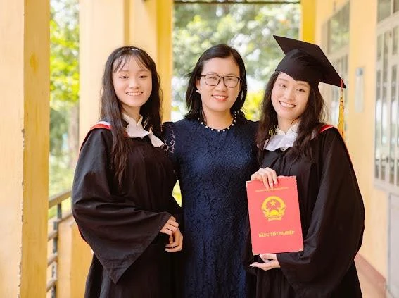 Hai em Thái Hòa (đội mũ), Thái Hậu và giáo viên chủ nhiệm. Ảnh: NVCC Hai em Thái Hòa (đội mũ), Thái Hậu và giáo viên chủ nhiệm. Ảnh: NVCC