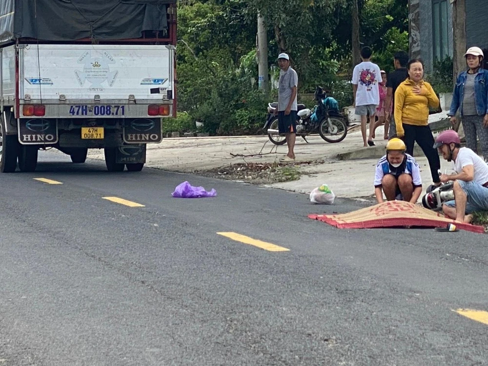 Người thân đau đớn trước cái chết của bé gái. Ảnh: A.X