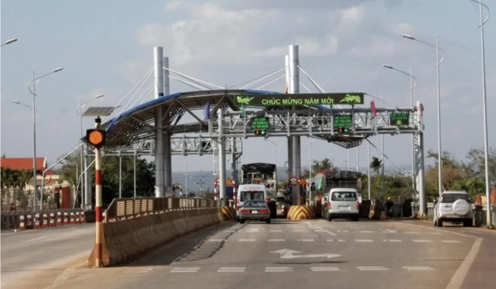 Trạm thu phí BOT Quang Đức tại thị xã Buôn Hồ. Ảnh: VL