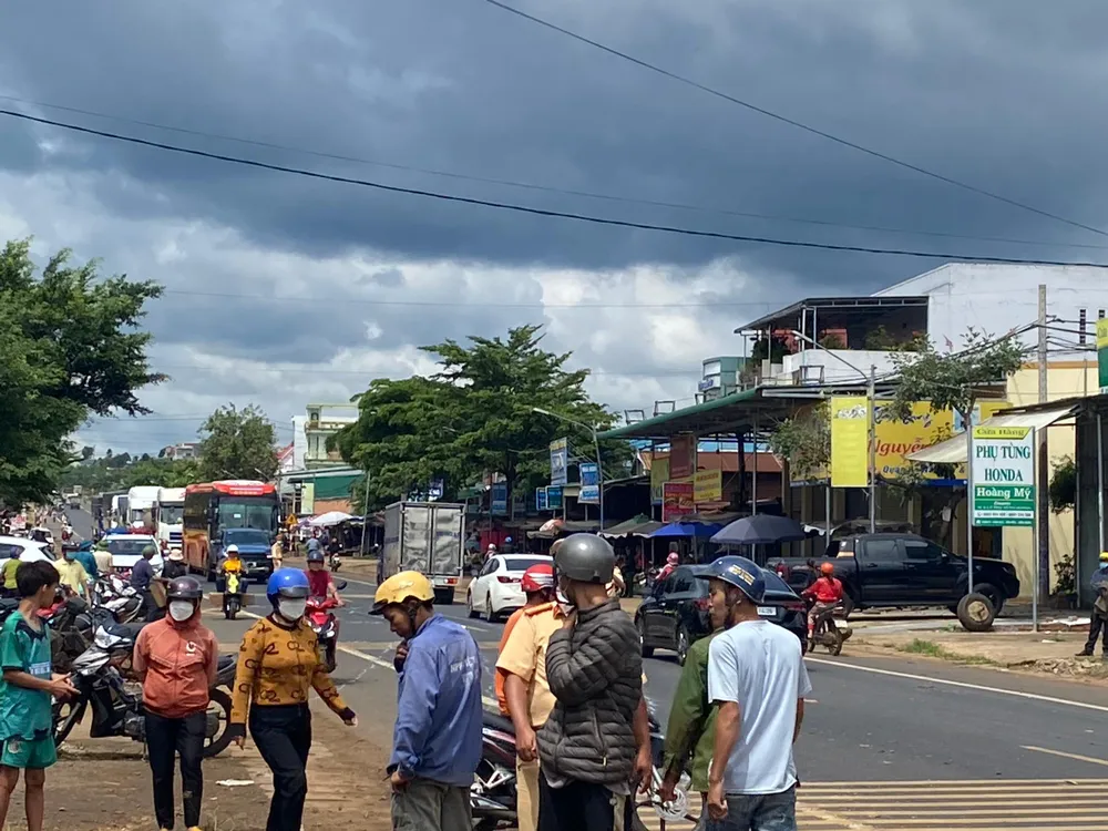 Người dân hiếu kỳ tại hiện trường vụ tai nạn. Ảnh: AX