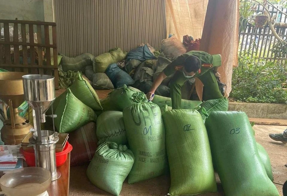 Công an đánh dấu tại kho nông sản của gia đình bà Kiều. Ảnh: Người dân cung cấp