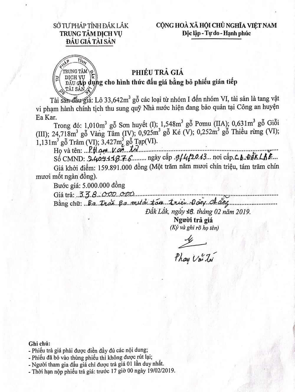 Ông Phạm Văn Trí đưa giá khởi điểm để mua số gỗ bán đấu giá là 338 triệu đồng. Ảnh: người dân cung cấp Ông Phạm Văn Trí đưa giá khởi điểm để mua số gỗ bán đấu giá là 338 triệu đồng. Ảnh: người dân cung cấp