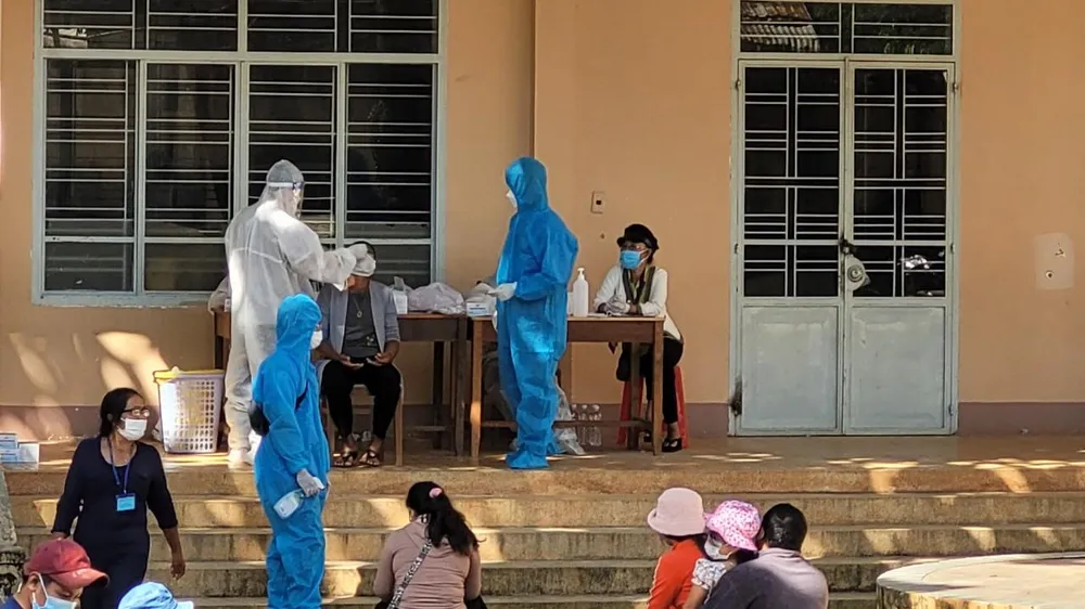 Nhân viên y tế TP Buôn Ma Thuột bóc tách F0 trong cộng đồng. Ảnh: VL Nhân viên y tế TP Buôn Ma Thuột bóc tách F0 trong cộng đồng. Ảnh: VL