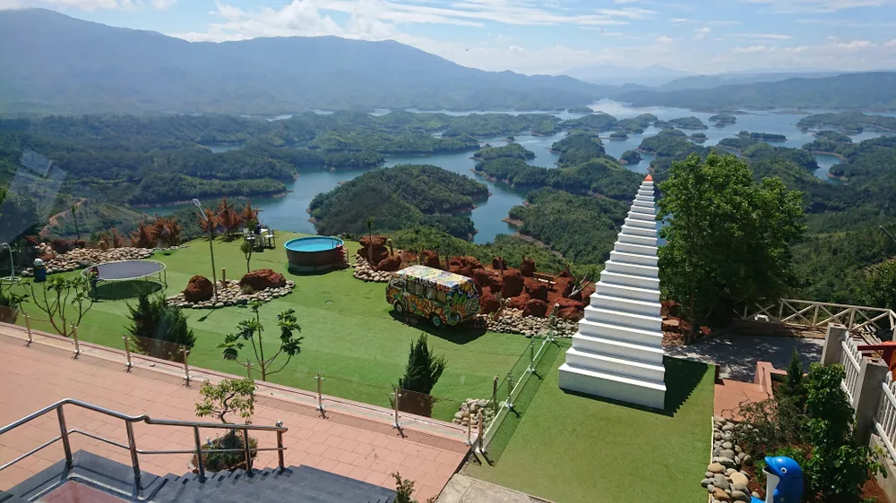 Nhà chú Đông xây dựng tại gần hồ Tà Đùng. Ảnh: VL Nhà chú Đông xây dựng tại gần hồ Tà Đùng. Ảnh: VL