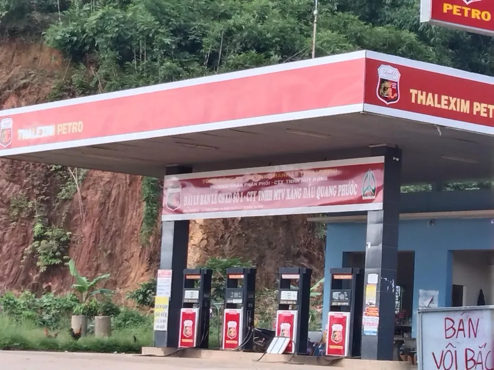 Cửa hàng kinh doanh xăng dầu của gia đình ông Quang. Ảnh: VLX