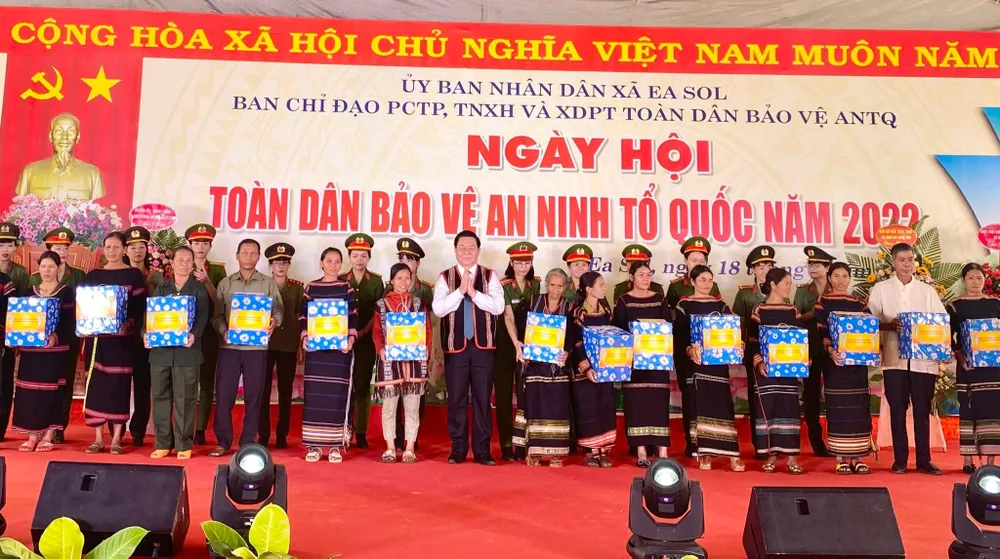 Trưởng ban Tuyên giáo Trung ương tặng quà cho người dân địa phương. Ảnh: TNT
