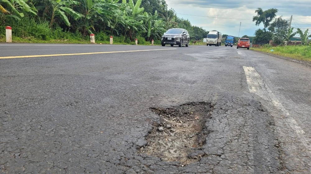 Một vị trí hỏng trên Quốc lộ 14 đoạn qua xã Đắk Rla. Ảnh: VL