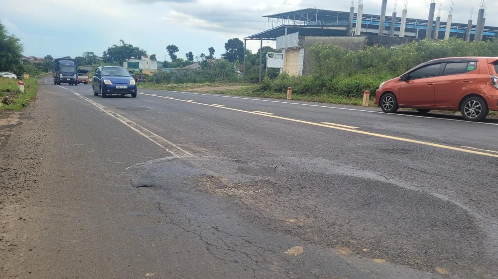 Mặt đường biến dạng do sụp lún. Ảnh: VL