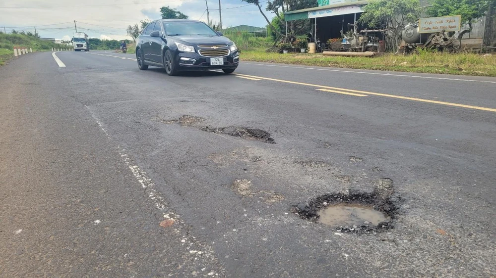 Một vị trí Quốc lộ 14 đoạn qua địa phận xã Trúc Sơn bị hư hỏng. Ảnh: VL